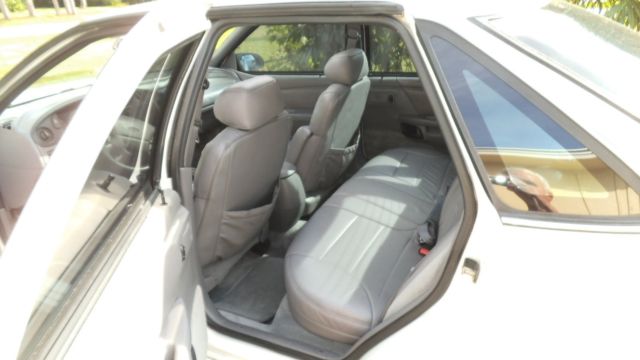 1993 White Ford Taurus Sedan