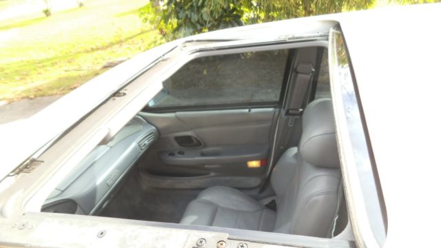 1993 White Ford Taurus Sedan