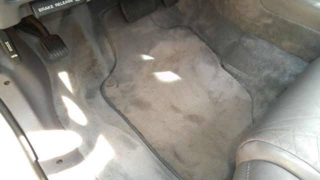 1993 White Ford Taurus Sedan