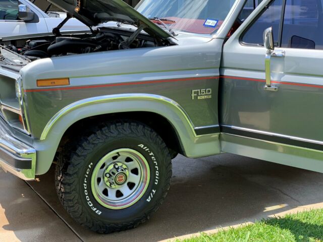 1986 Gray Ford F-150 Standard Cab Pickup