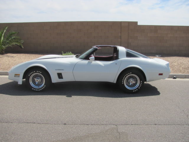 1982 White Chevrolet Corvette Coupe