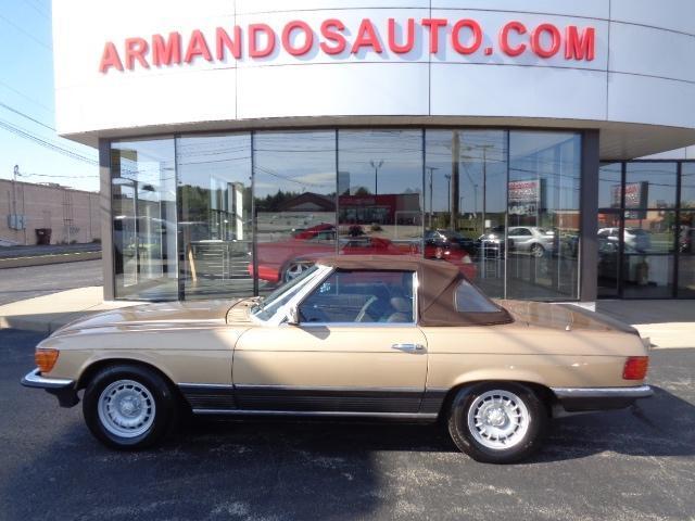 1985 Gold Mercedes-Benz 500-Series Convertible