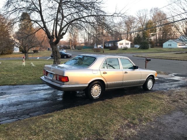 1989 Gold Mercedes-Benz 300-Series Sedan