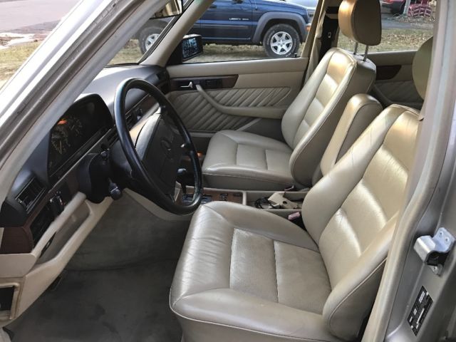 1989 Gold Mercedes-Benz 300-Series Sedan