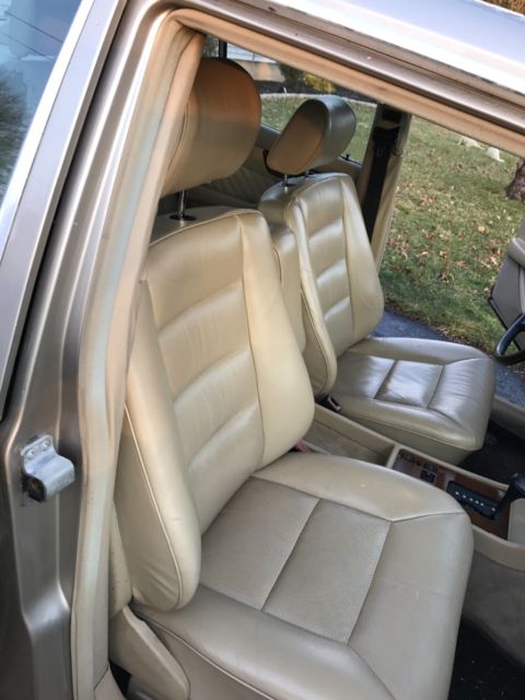 1989 Gold Mercedes-Benz 300-Series Sedan