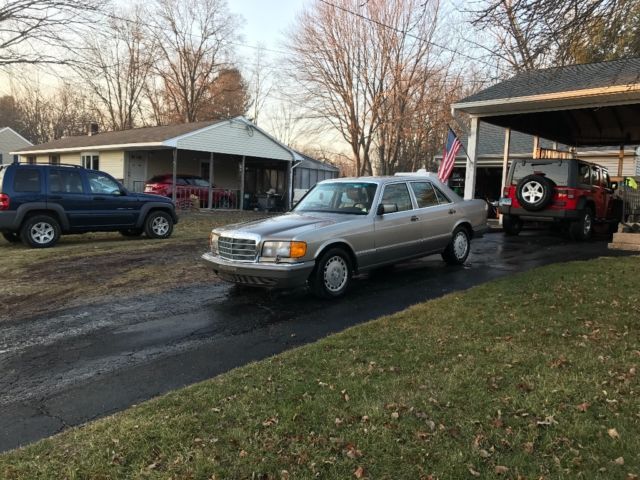 1989 Gold Mercedes-Benz 300-Series Sedan