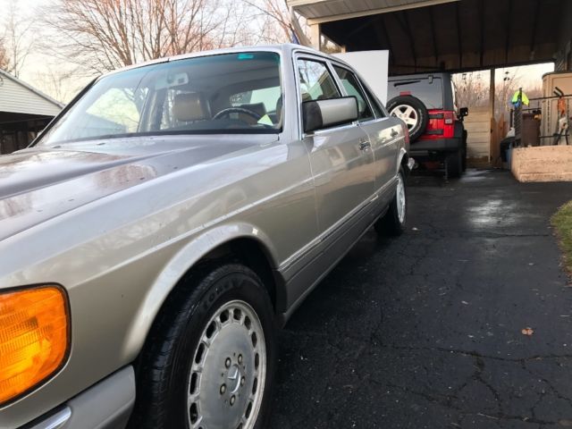 1989 Gold Mercedes-Benz 300-Series Sedan