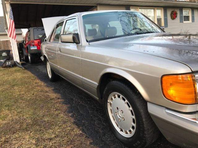 1989 Gold Mercedes-Benz 300-Series Sedan