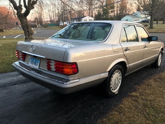 1989 Gold Mercedes-Benz 300-Series Sedan
