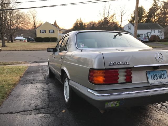 1989 Gold Mercedes-Benz 300-Series Sedan