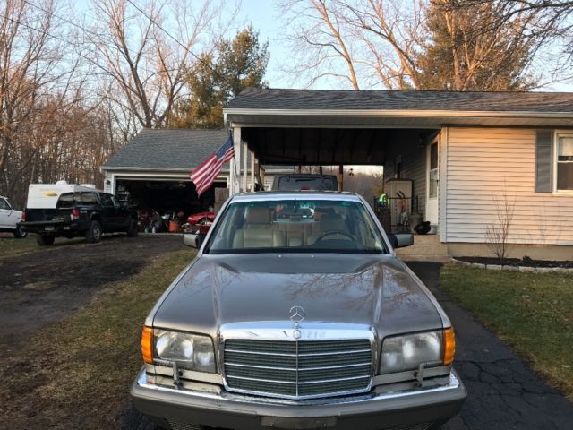 1989 Gold Mercedes-Benz 300-Series Sedan