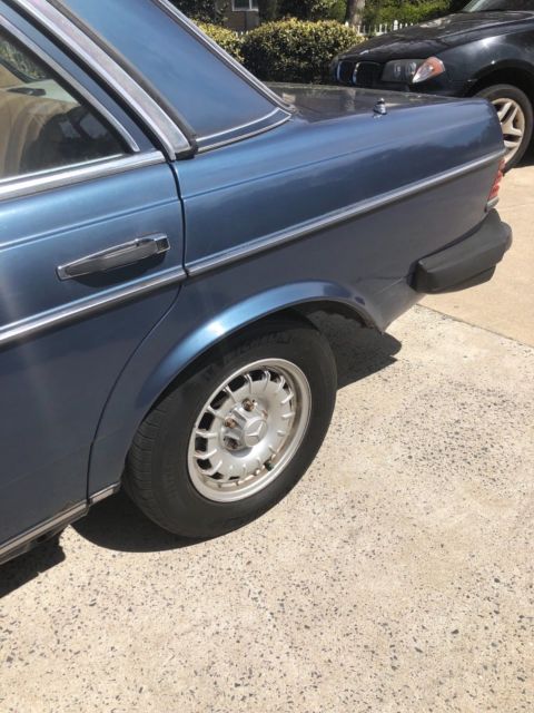 1983 Blue Mercedes-Benz 300-Series SEDAN