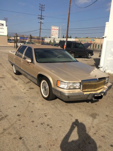 1993 Gold Cadillac Fleetwood Sedan