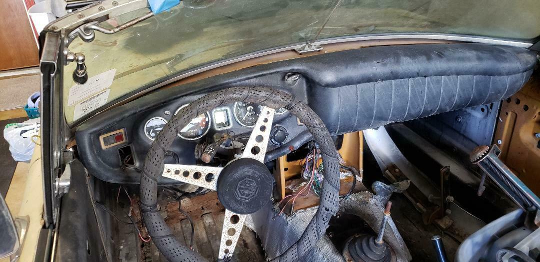 1970 Yellow MG MGB Convertible