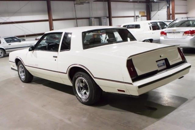1986 White Chevrolet Monte Carlo Coupe