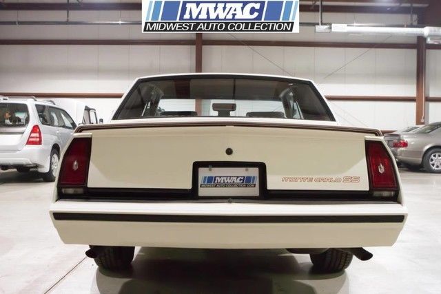 1986 White Chevrolet Monte Carlo Coupe