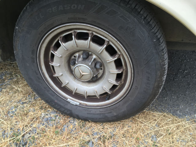 1985 Light Ivory Mercedes-Benz 300-Series Sedan