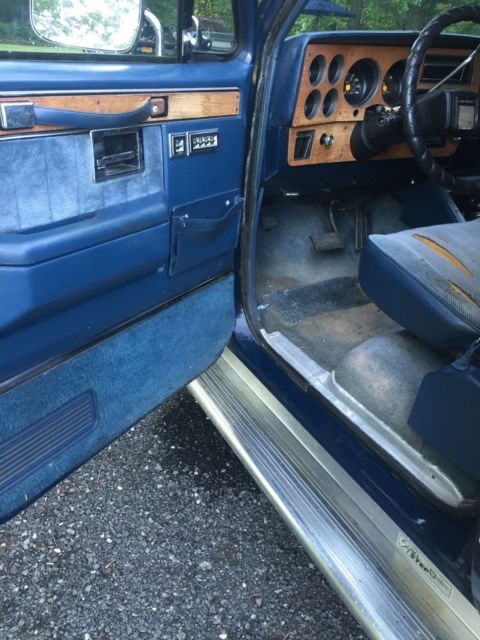 1987 Blue Chevrolet Suburban SUV