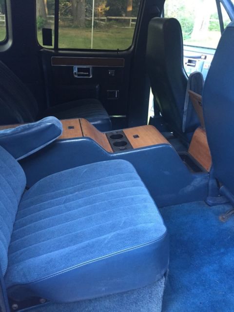 1987 Blue Chevrolet Suburban SUV