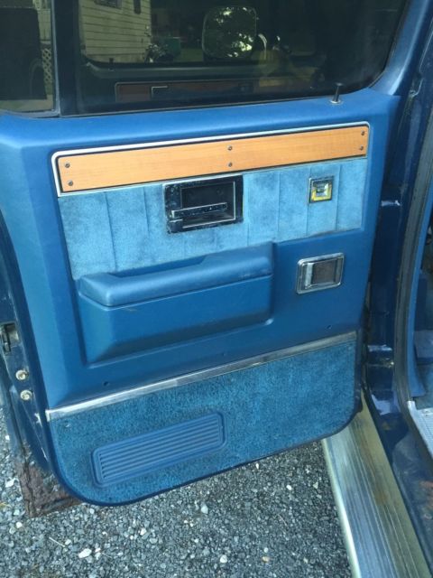 1987 Blue Chevrolet Suburban SUV