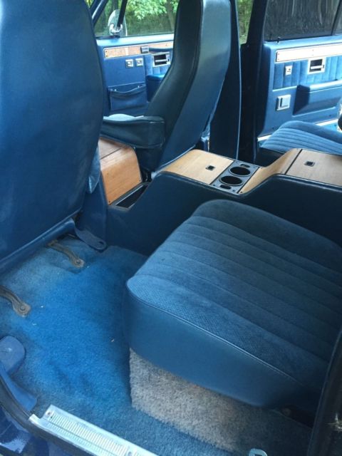 1987 Blue Chevrolet Suburban SUV