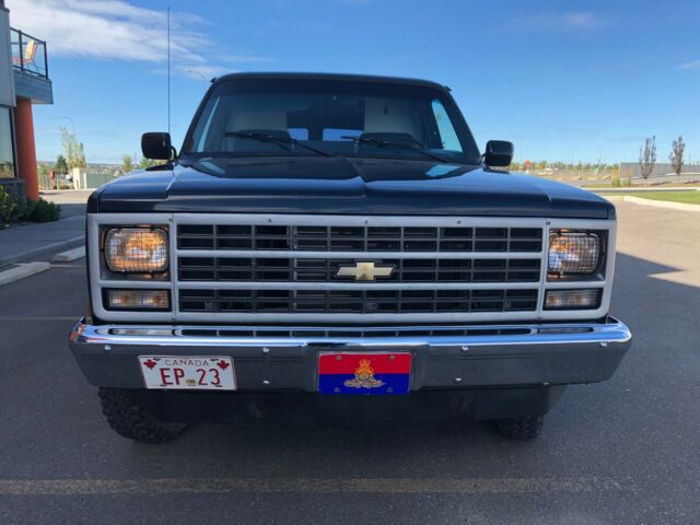 1990 Blue Chevrolet Suburban SUV