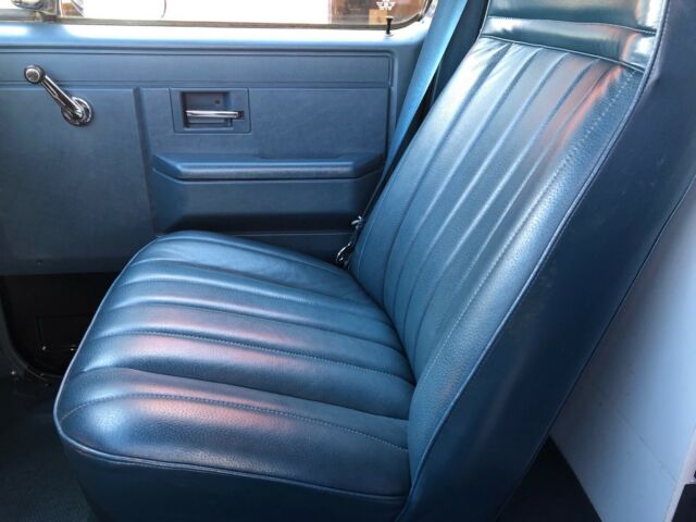 1990 Blue Chevrolet Suburban SUV