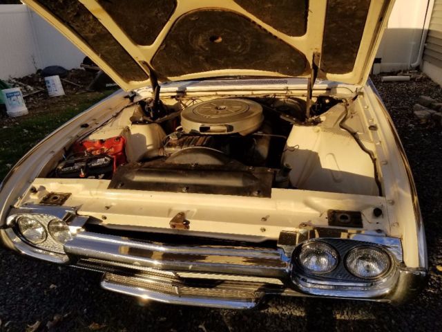 1961 White Ford Thunderbird Coupe