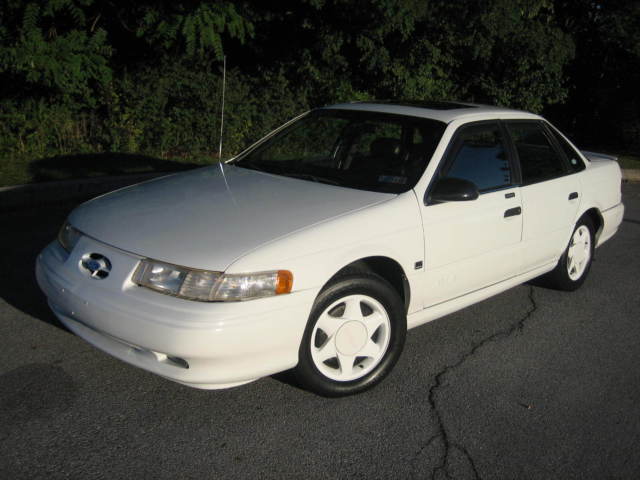 1993 White Ford Taurus Sedan