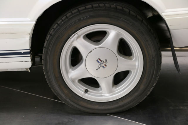 1989 White/Blue Ford Mustang Coupe