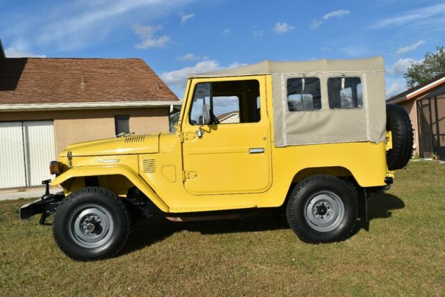 1977 Yellow Chevrolet HHR SUV