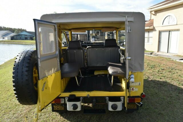 1977 Yellow Chevrolet HHR SUV