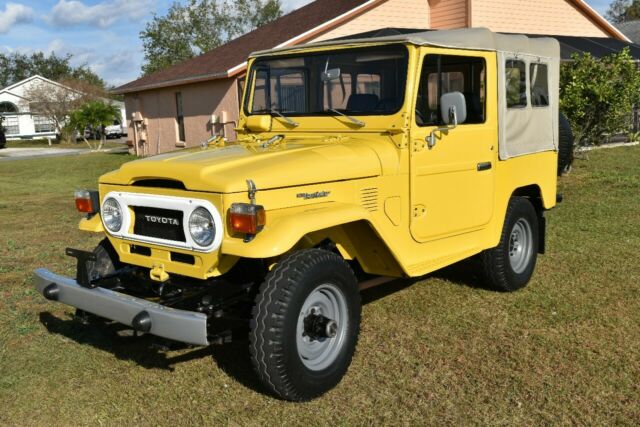 1977 Yellow Chevrolet HHR SUV