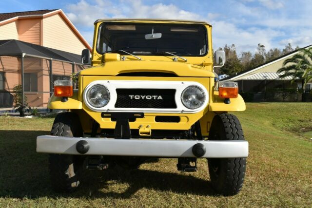1977 Yellow Chevrolet HHR SUV
