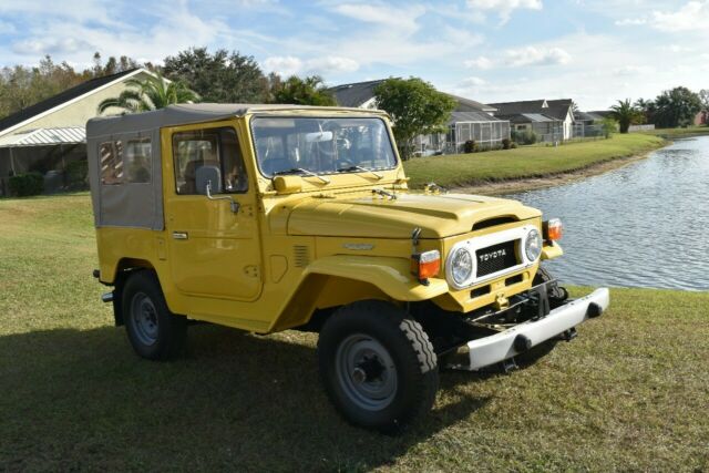 1977 Yellow Chevrolet HHR SUV