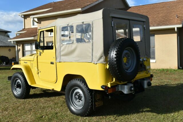 1977 Yellow Chevrolet HHR SUV
