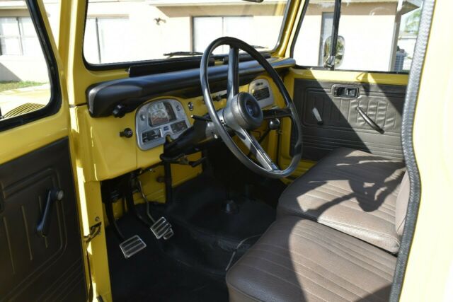 1977 Yellow Chevrolet HHR SUV