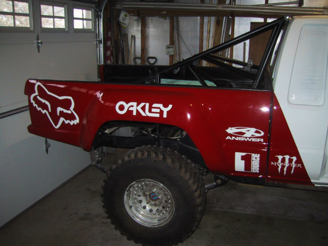 1984 White/Red Toyota Toyota Sr5 Extended cab pickup Pickup Extended cab