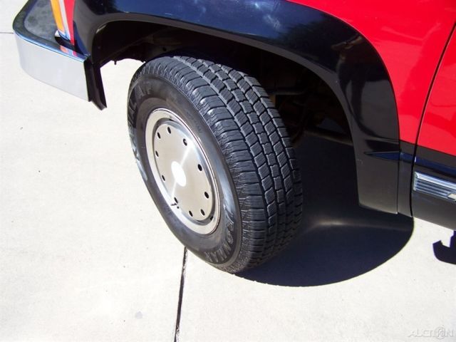 1993 Red Chevrolet Suburban SUV