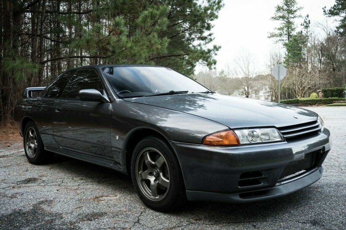 1991 Gray Nissan GT-R Coupe