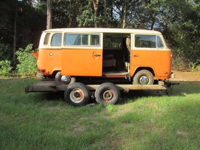 1978 Orange Volkswagen Bus/Vanagon bus
