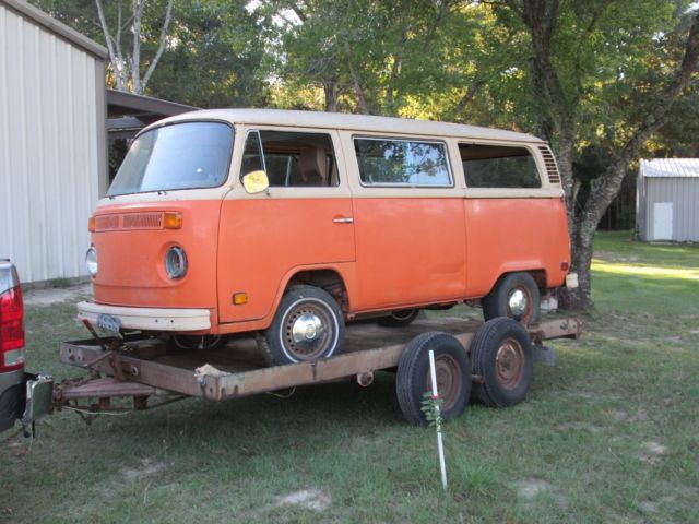 1978 Orange Volkswagen Bus/Vanagon bus