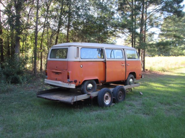 1978 Orange Volkswagen Bus/Vanagon bus
