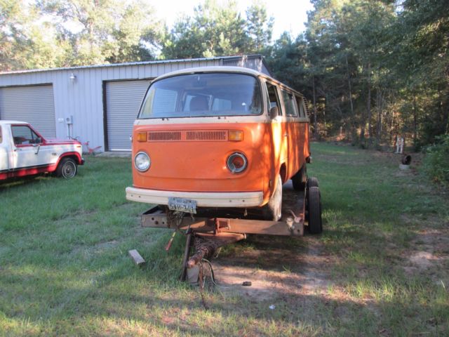 1978 Orange Volkswagen Bus/Vanagon bus