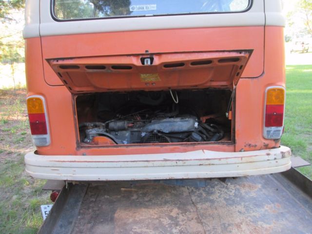 1978 Orange Volkswagen Bus/Vanagon bus