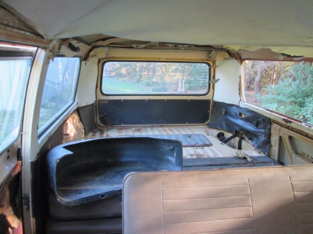 1978 Orange Volkswagen Bus/Vanagon bus