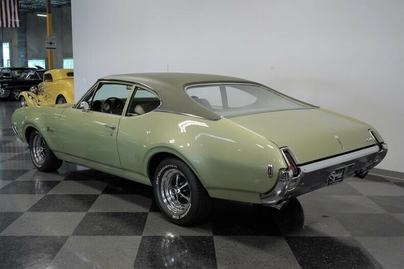 1969 Green Oldsmobile Cutlass Hardtop