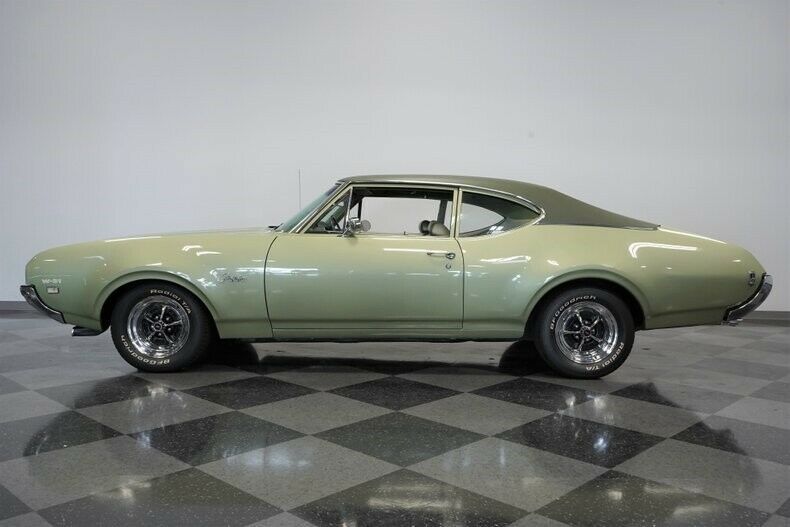 1969 Green Oldsmobile Cutlass Hardtop