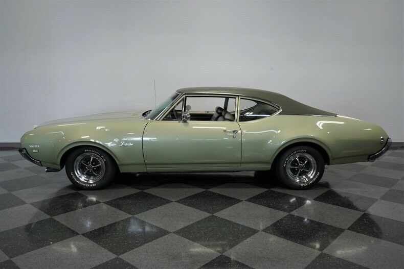 1969 Green Oldsmobile Cutlass Hardtop