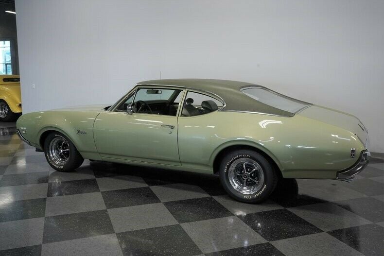 1969 Green Oldsmobile Cutlass Hardtop